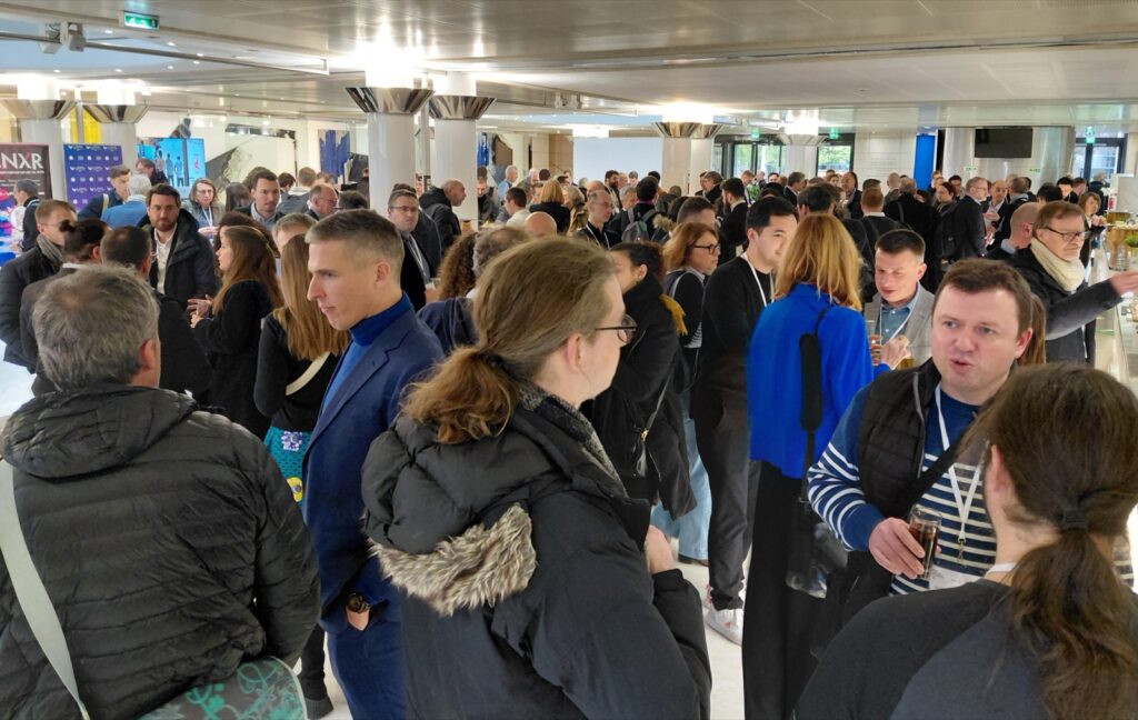Visiteurs en pleine discussion lors d’un Laval Virtual Days